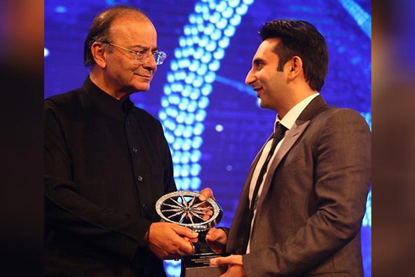 Adar Poonawalla receiving Indian of the Year award from Arun Jaitley