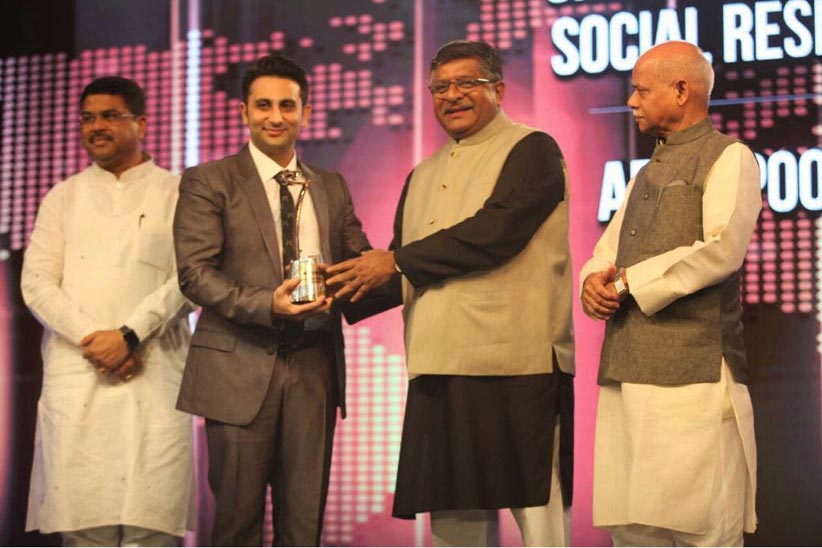 Ravi Shankar Prasad and other BJP leaders giving award to Adar Poonawalla